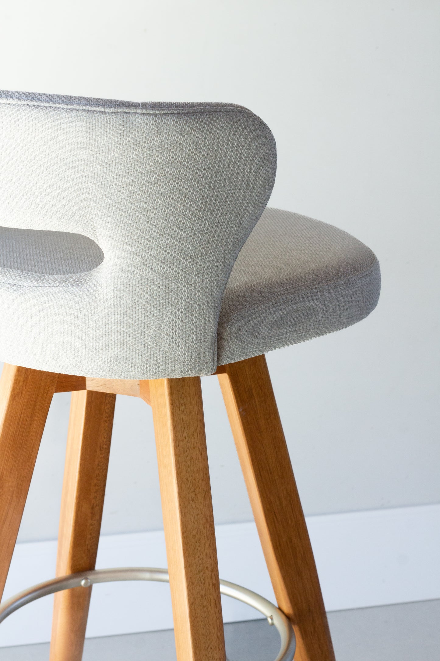 Banqueta Ema Madeira Damasco Metal Dourado Assento Tecido BS709