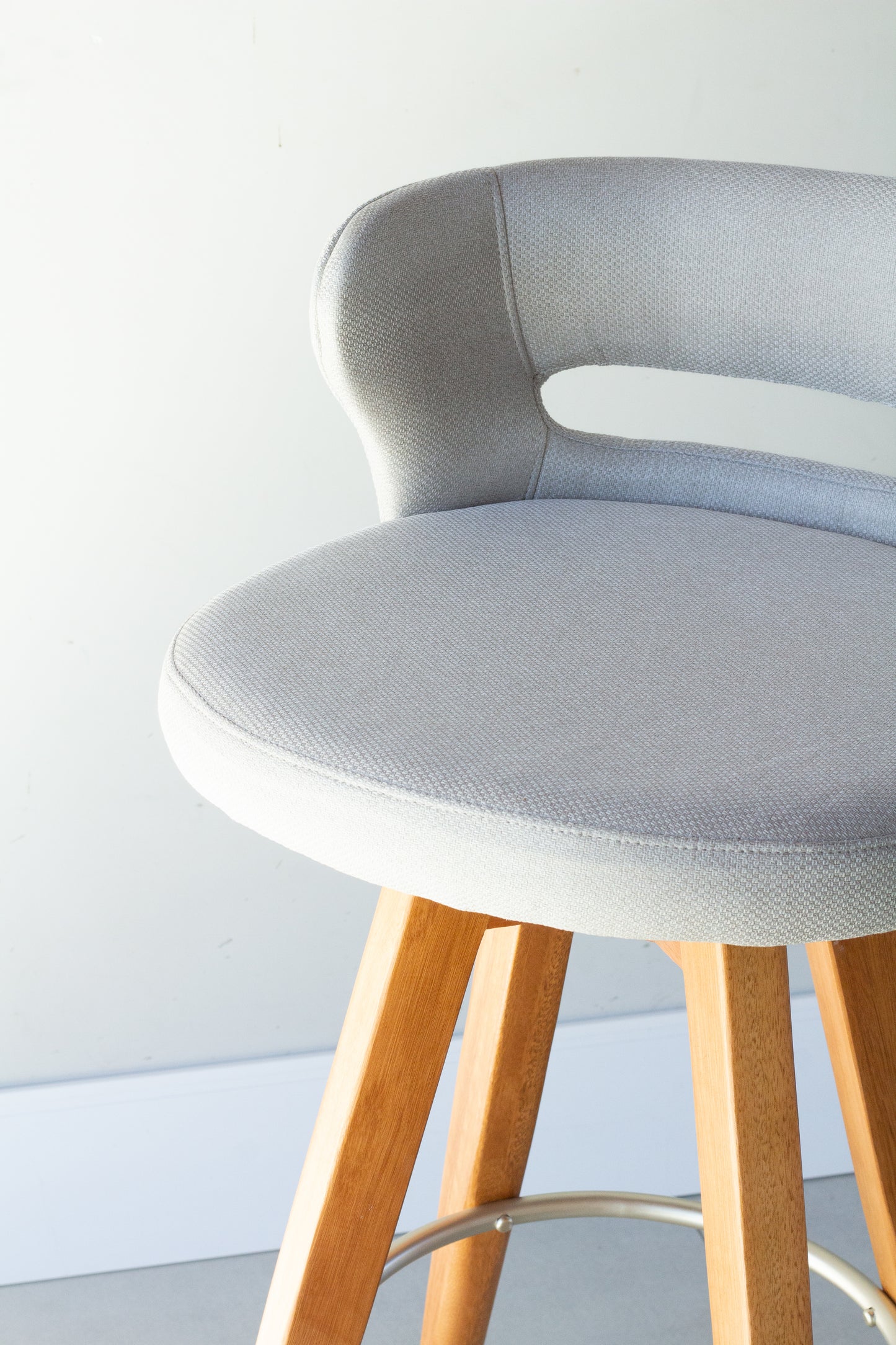 Banqueta Ema Madeira Damasco Metal Dourado Assento Tecido BS709