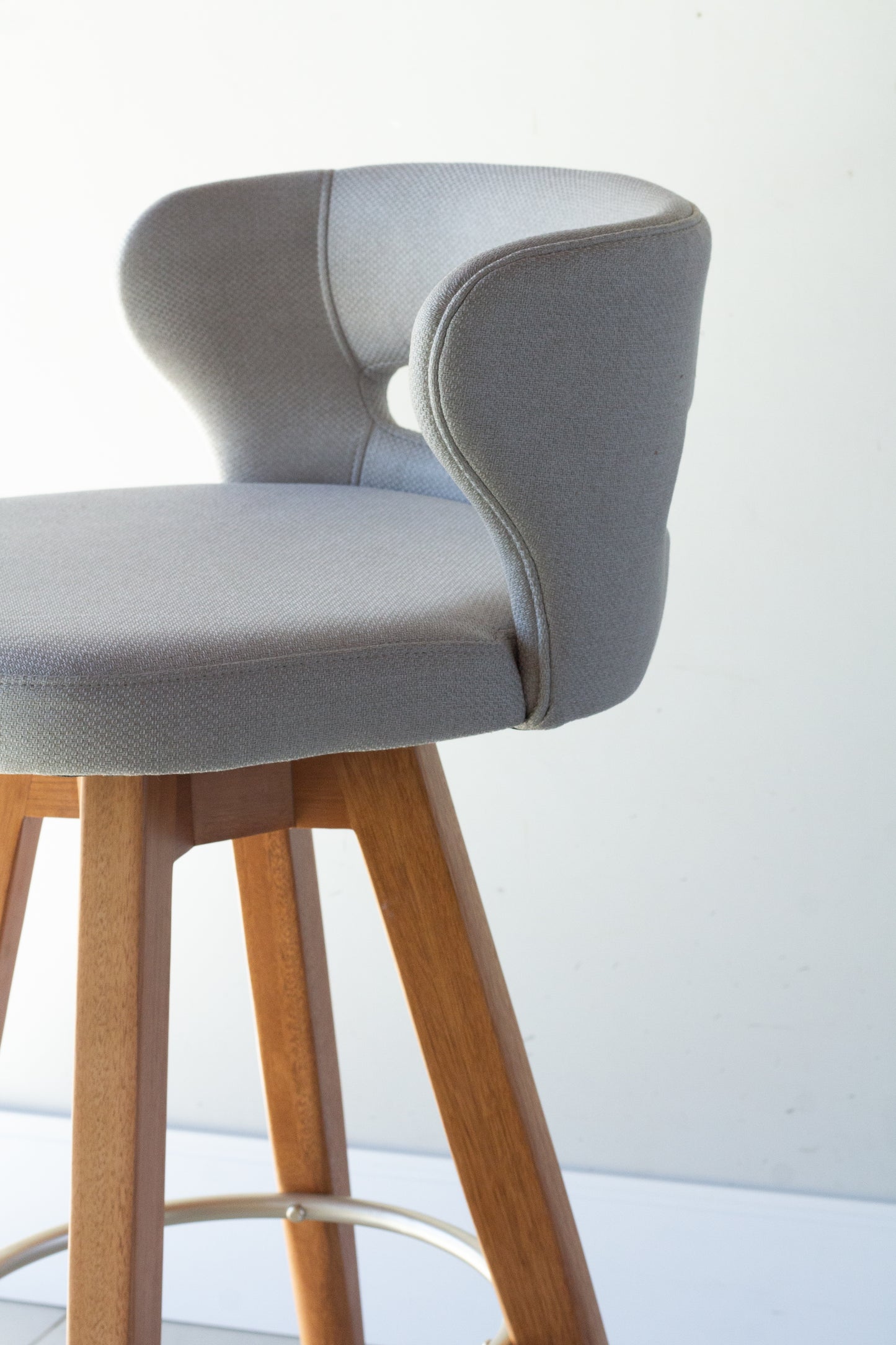 Banqueta Ema Madeira Damasco Metal Dourado Assento Tecido BS709