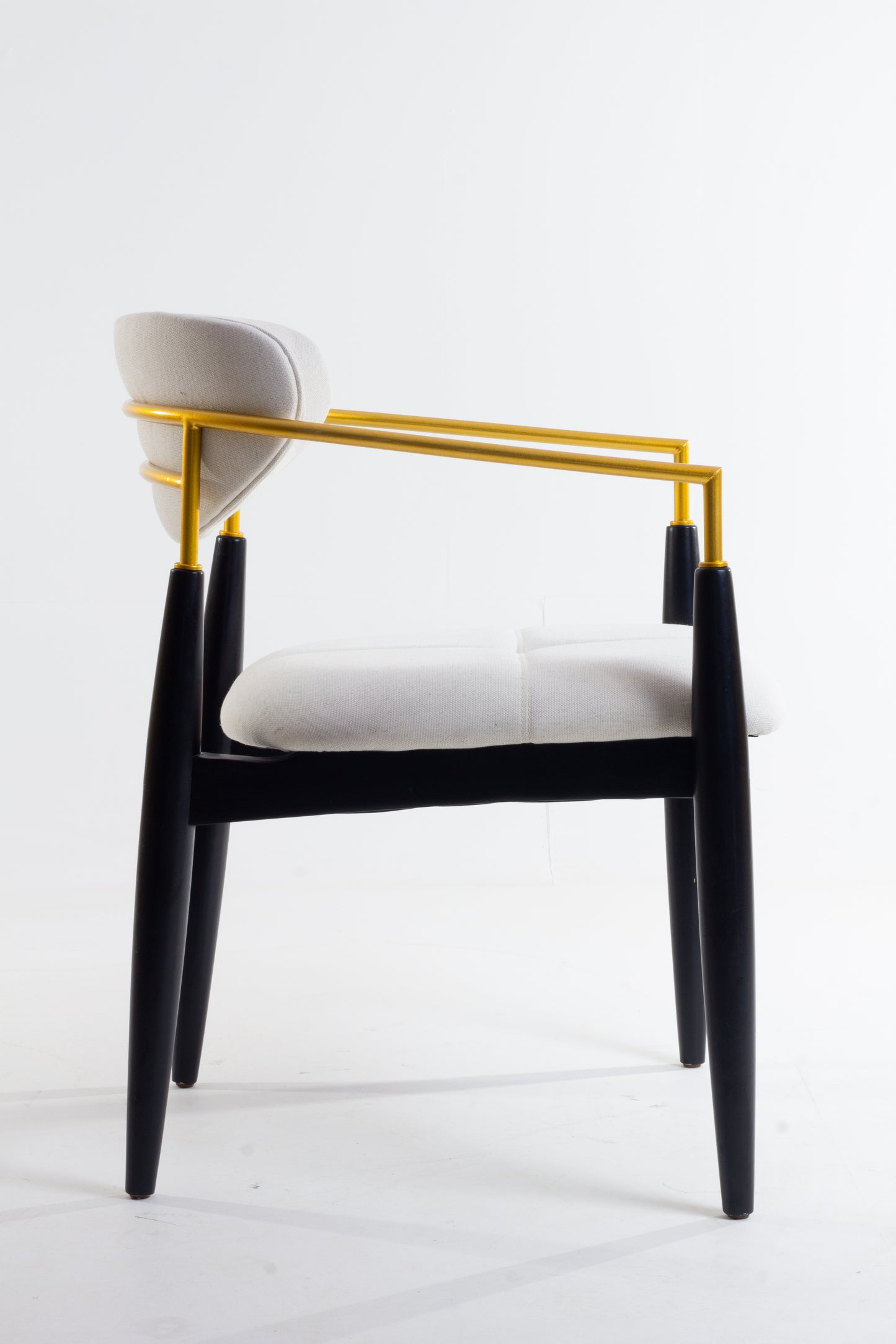 Silla Adara con Brazo Madera Asiento de Metal Negro Mate Dorado Tapizado Tela BR6000