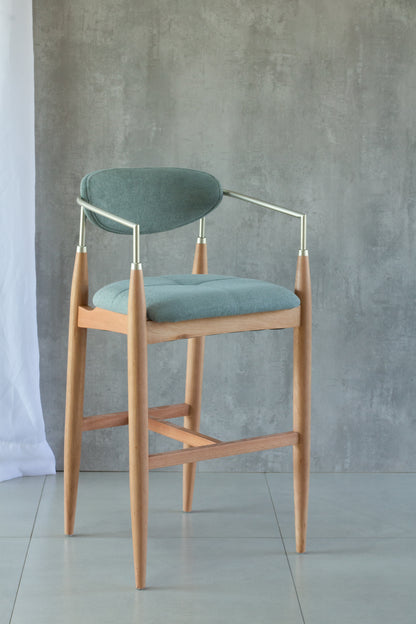 Banqueta Adara com Braço Madeira 60 Metal Champagne Assento Estofado AQ2004