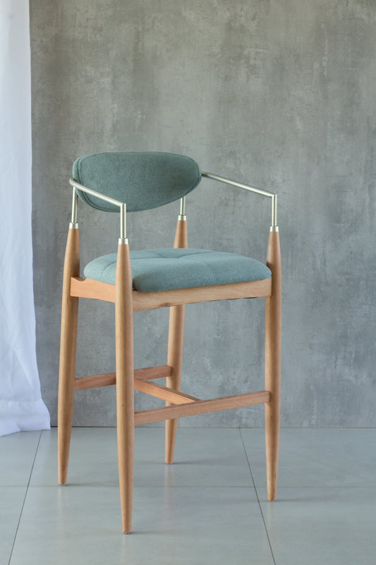 Banqueta Adara com Braço Madeira 60 Metal Champagne Assento Estofado AQ2004