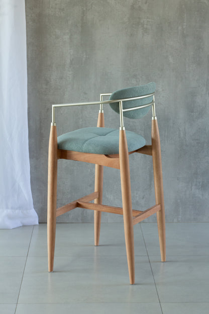 Banqueta Adara com Braço Madeira 60 Metal Champagne Assento Estofado AQ2004