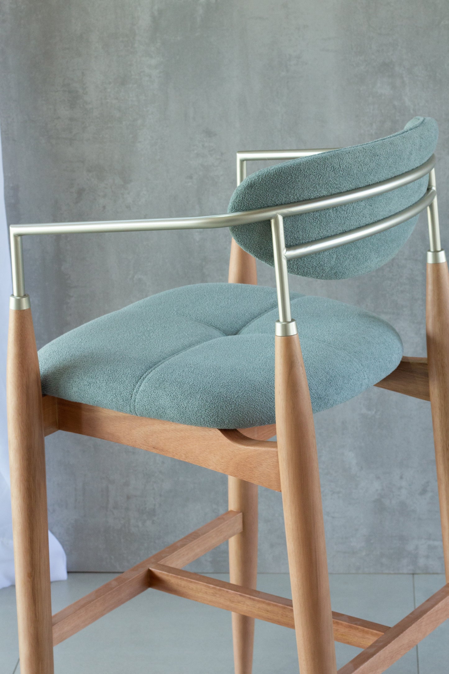 Banqueta Adara com Braço Madeira 60 Metal Champagne Assento Estofado AQ2004