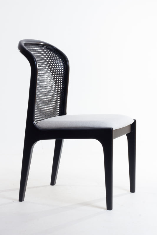 Silla Isis con Respaldo Hexagonal de Paja Asiento de Madera Natural Tapizado en Tela BR6000