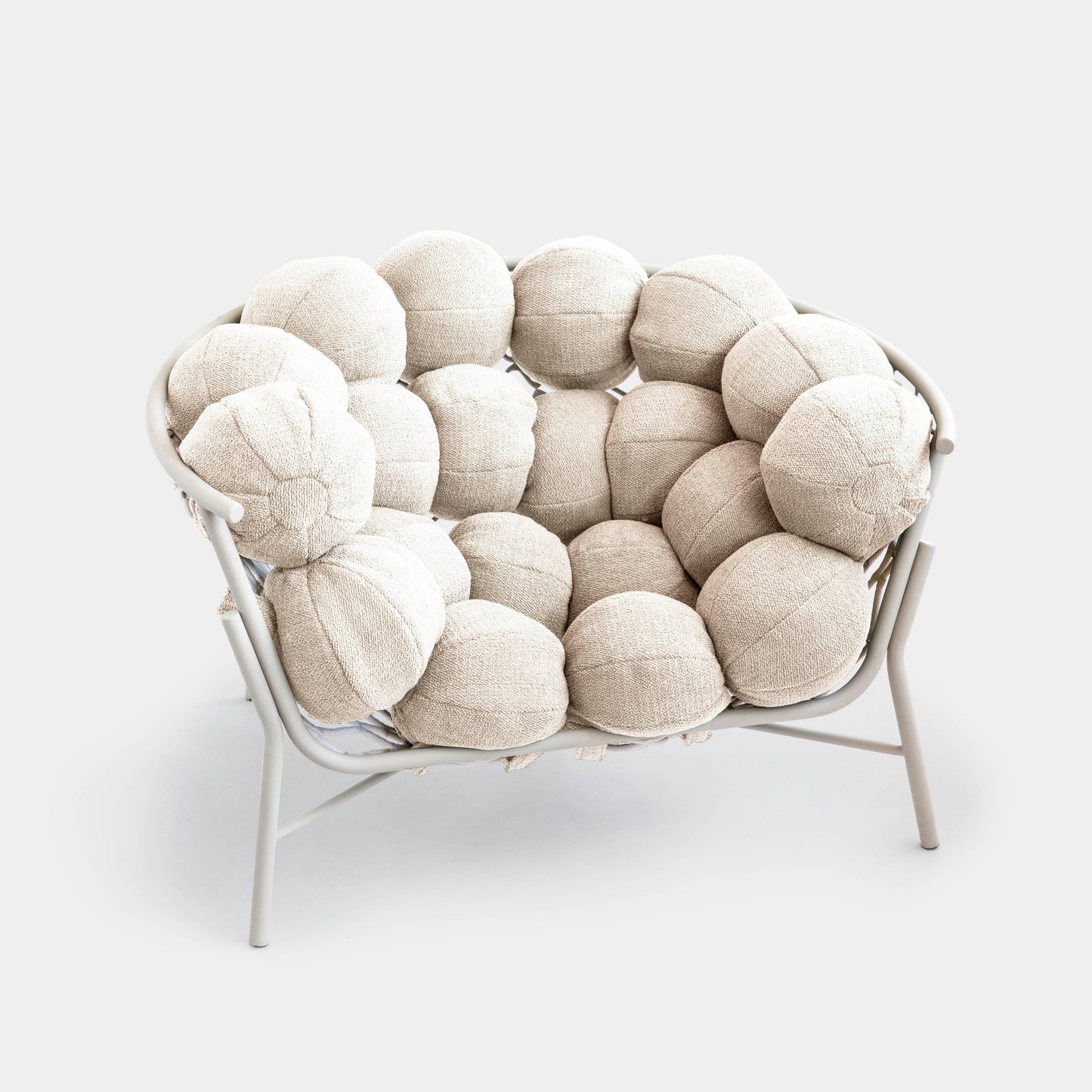 Sillón Gude de Aluminio Color Porcelana Respaldo y Asiento Tapizado en Tela Loop Avena