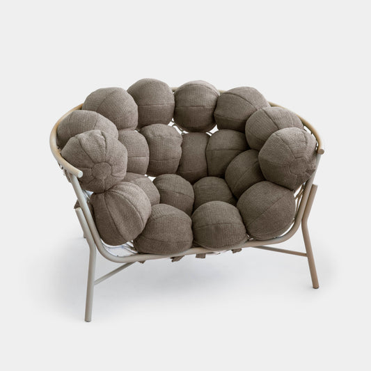 Poltrona Gude Alumínio Cor Taupe Encosto e Assento Estofado Tecido Loop Flint