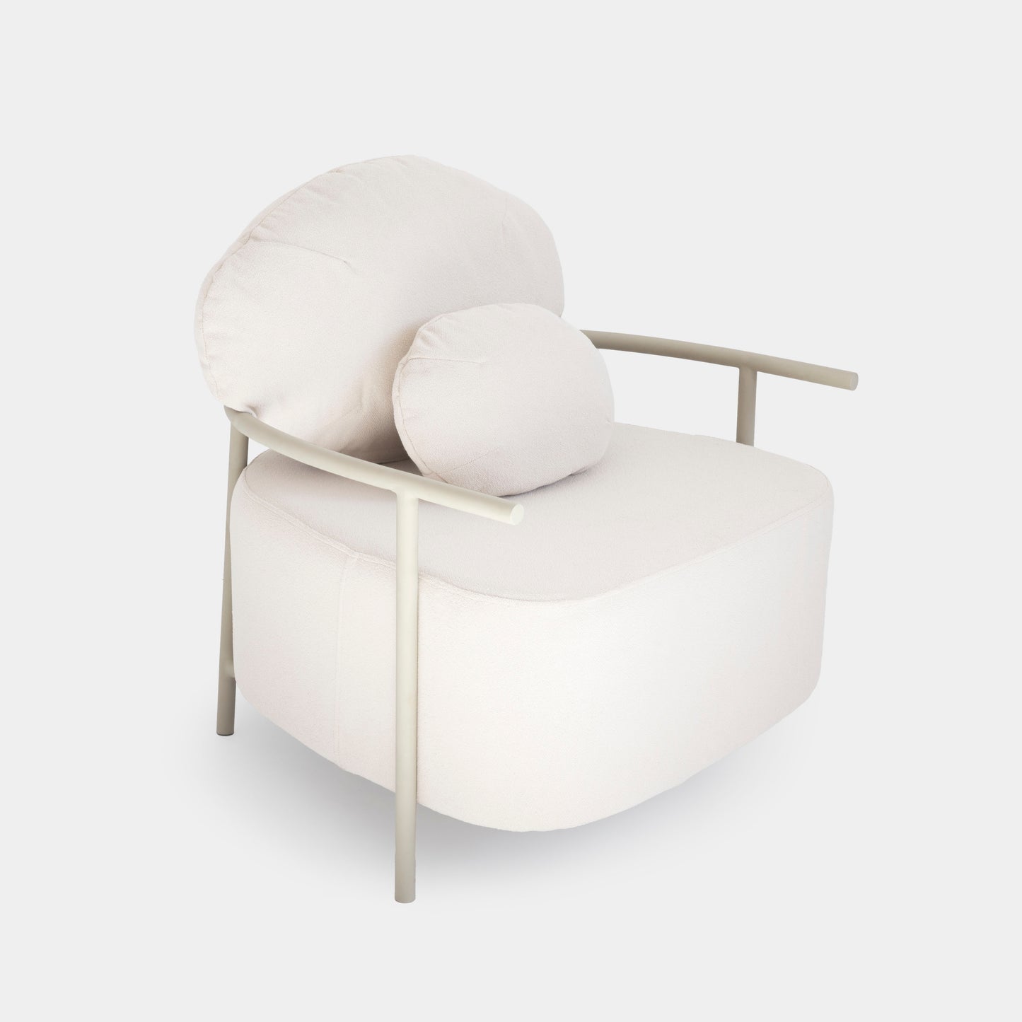 Sillón Lajedo Respaldo y Asiento Porcelánico Color Aluminio Tapizado en Tela Crema Alba