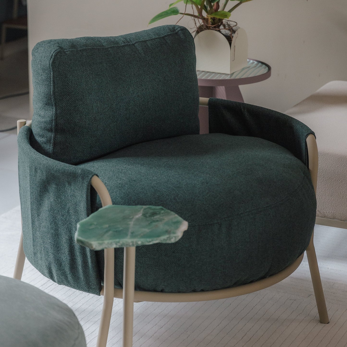 Sillón Luden Aluminio Color Topo Respaldo y Asiento Tapizado Tela Capri Nube