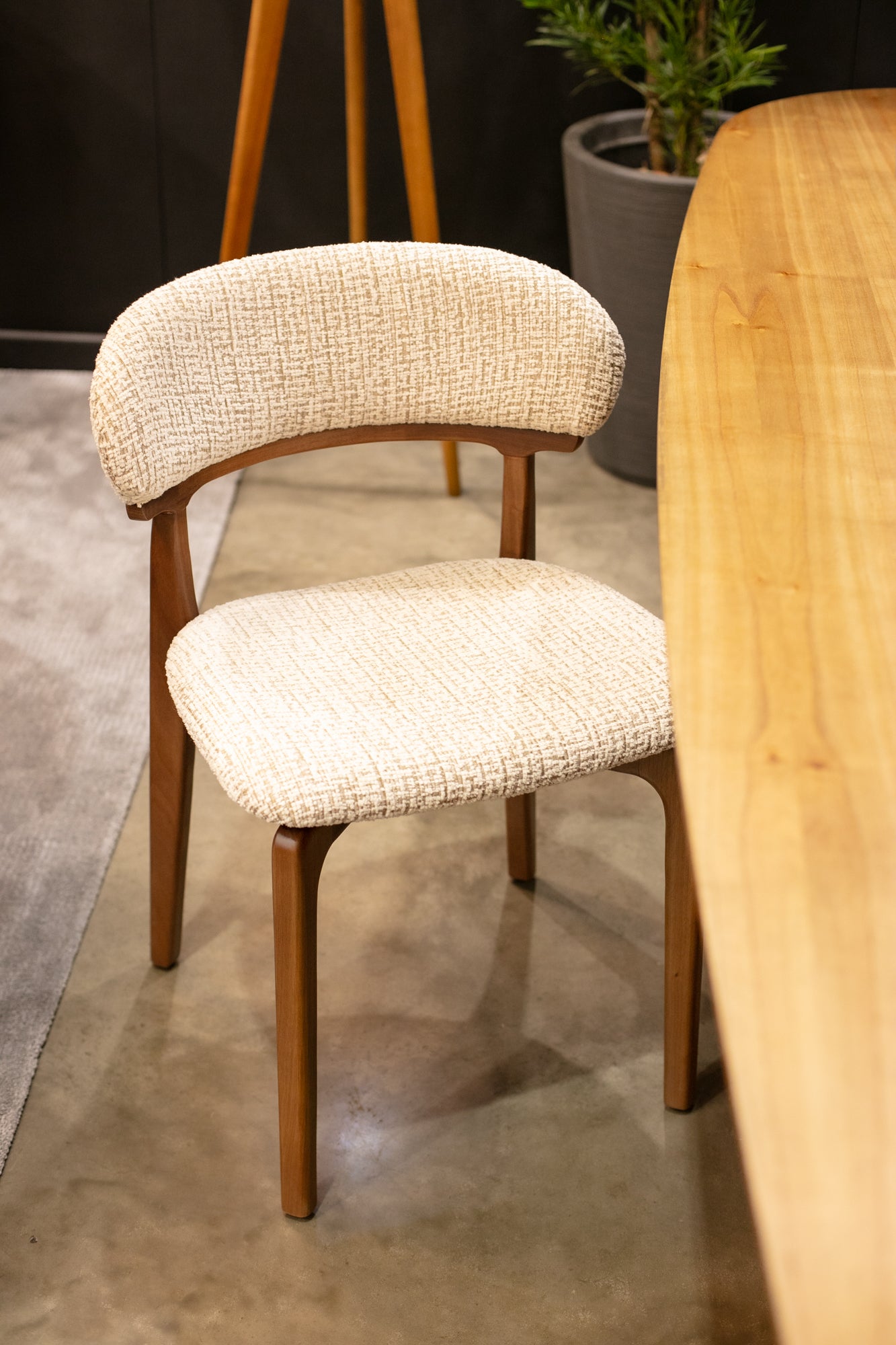 Cadeira Donatella Madeira Maciça Assento e Encosto Multilaminado Estofado