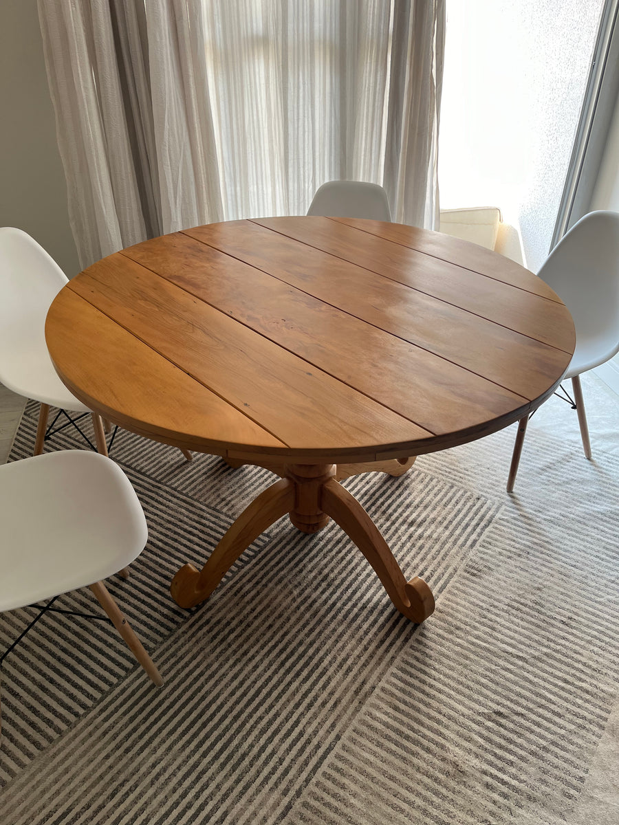 Ambiente com peças do ateliê Toth Móveis