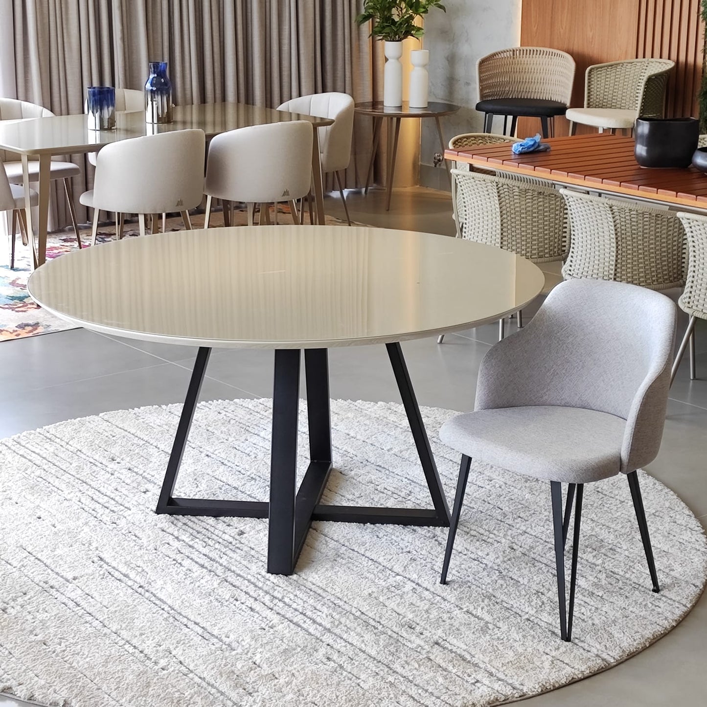 Mesa de Jantar Redonda Capri 140cm Tampo Vidro Off-White Base Aço Preto