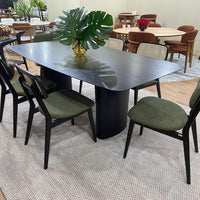 Mesa de comedor Garda 240x110 cm Patas de madera negra Tapa laminada negra Esquinera Barril