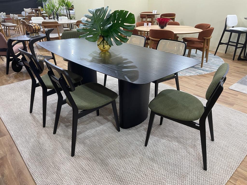 Mesa de comedor Garda 240x110 cm Patas de madera negra Tapa laminada negra Esquinera Barril