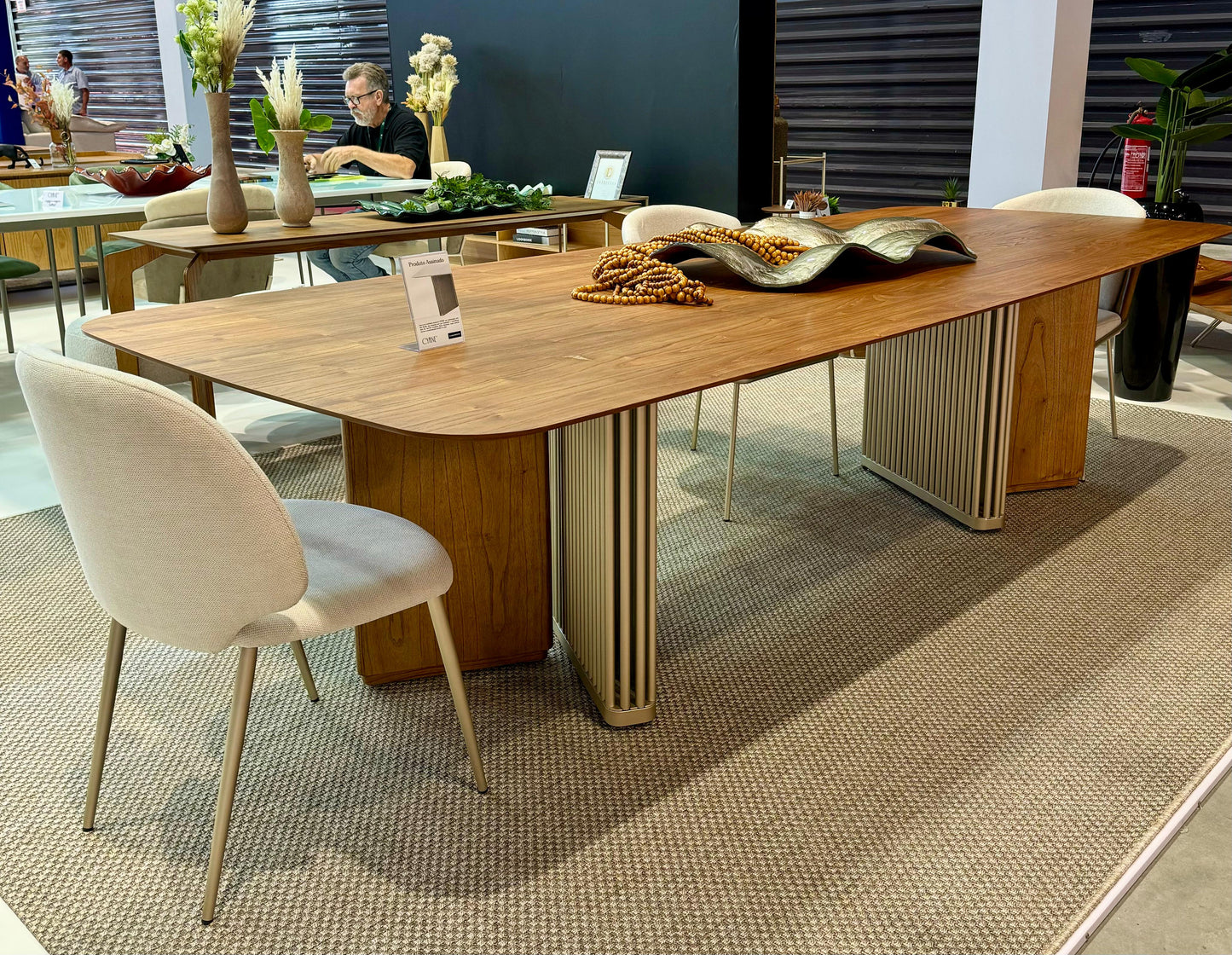 Mesa de Jantar Quora Madeira Cinamomo Base Detalhe Aço Champagne 300x120cm