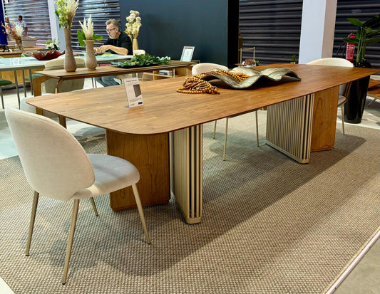 Mesa de Jantar Quora Madeira Cinamomo Base Detalhe Aço Champagne 300x120cm