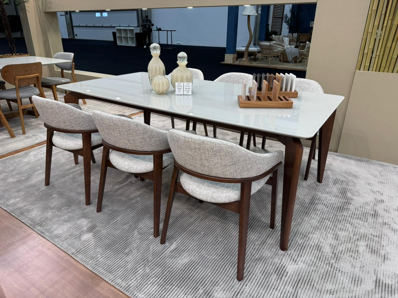 Mesa de Jantar Tori 240x110cm Base Madeira Chocolate Tampo Vidro Branco Canto Ralo 50