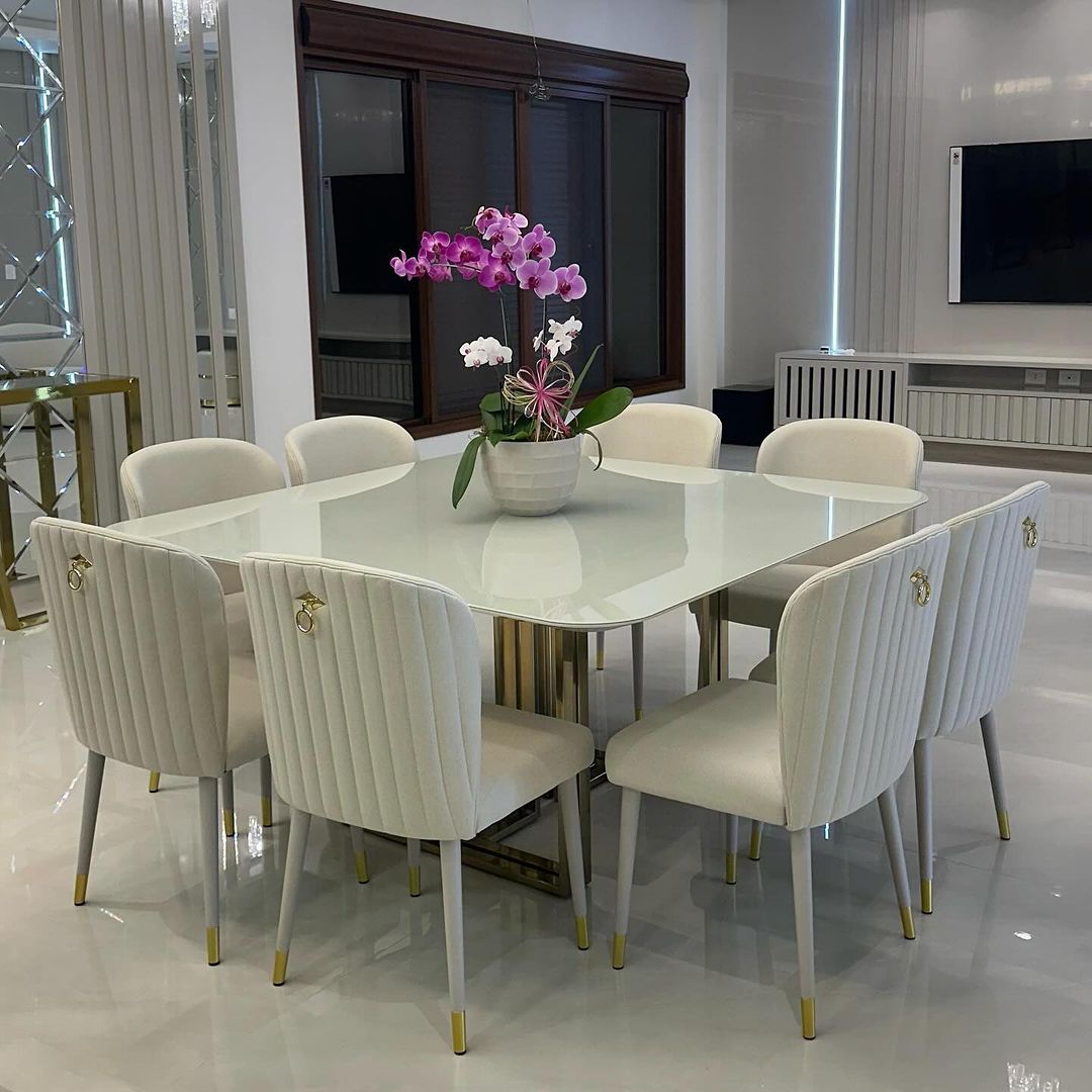 Silla Moana de madera blanca con mango en punta dorada, respaldo, asiento tapizado en tela BR130
