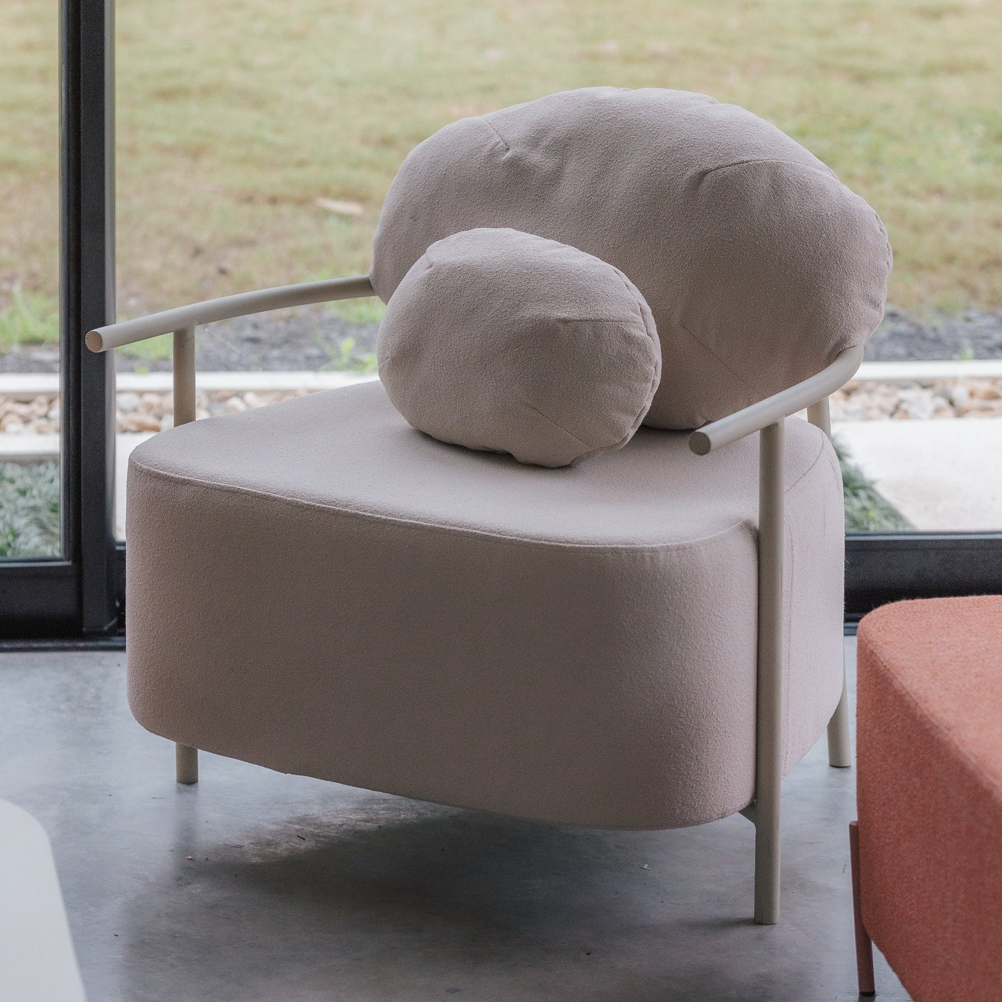 Sillón Lajedo de Aluminio Color Topo Respaldo y Asiento Tapizado en Tela Lino Alba