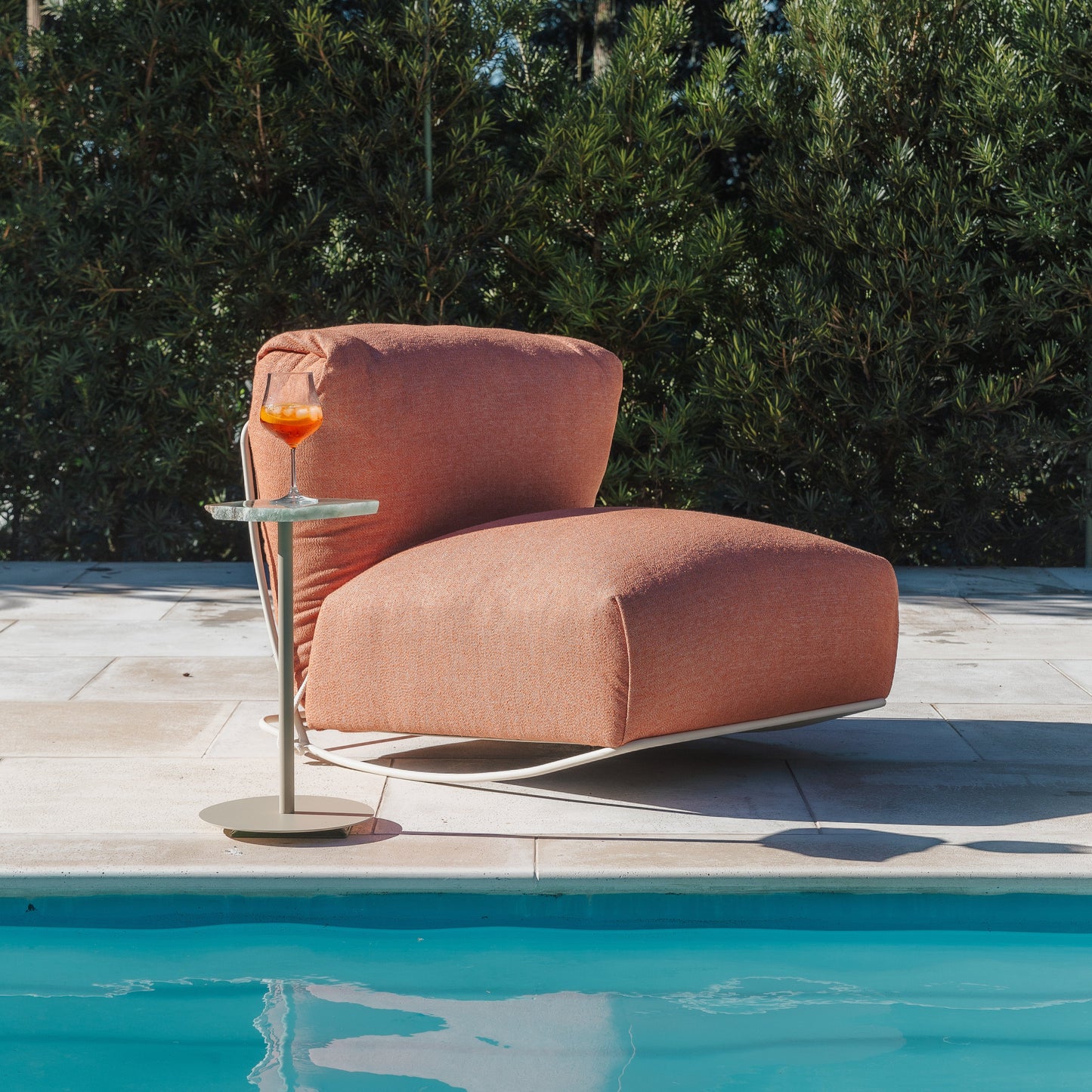 Sillón Mecedora Pamô Aluminio Color Topo Respaldo y Asiento Tapizado en Tela Capri Teja