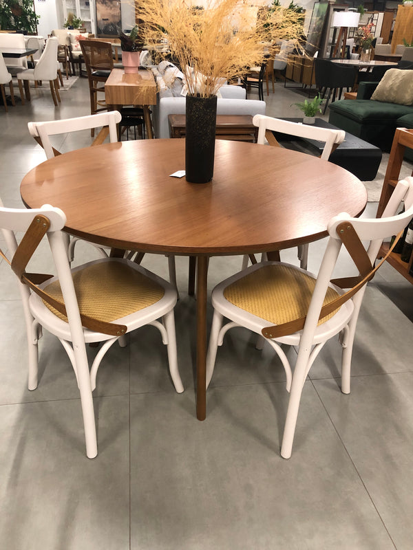 Ambiente 1 com Silla X Pinhão Color Blanco Roto Asiento Ratán Madera