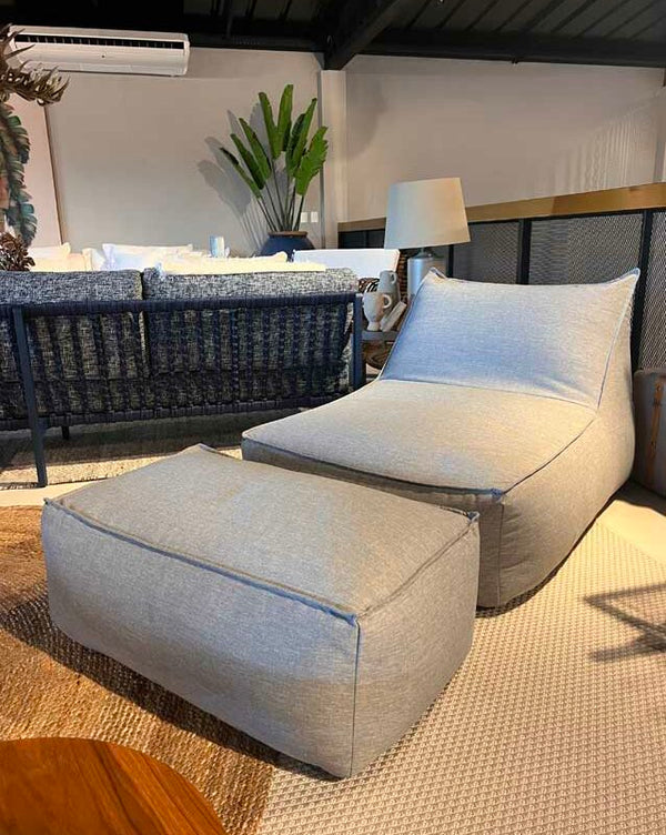 Ambiente 3 com Chaise + Puff Flow Estofado Revestido com Tecido Acqua Block Cinza