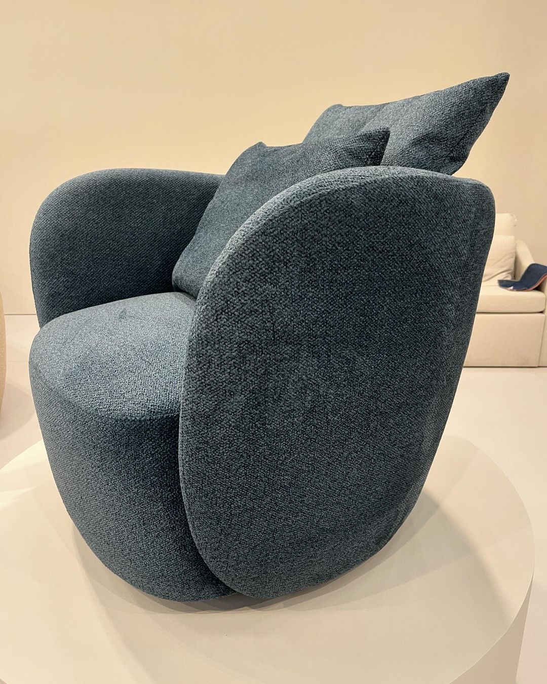Abbraccio Swivel Armchair with Upholstered Fabric Backrest and Seat D-1026