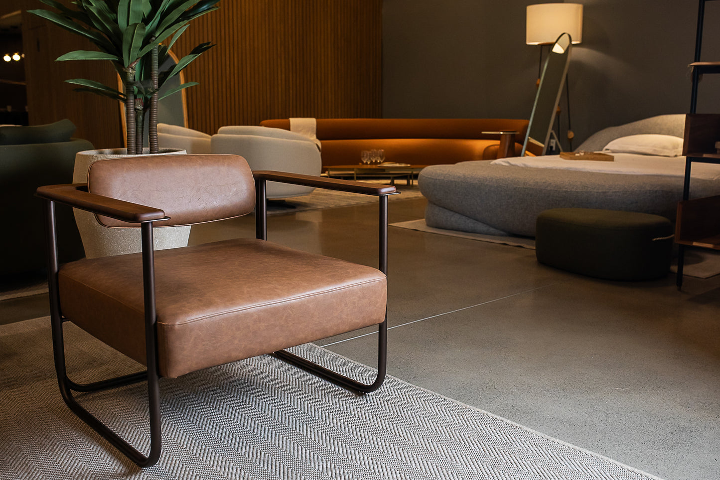 Poltrona Aquarela Aço Dark Madeira Cinamomo Tecido A