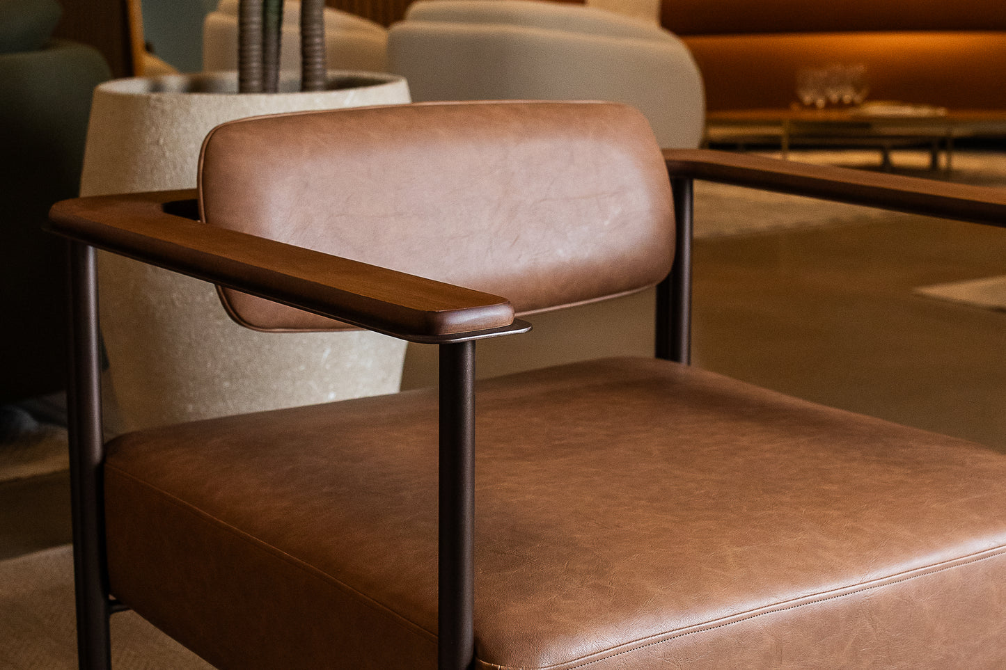 Poltrona Aquarela Aço Dark Madeira Cinamomo Tecido A