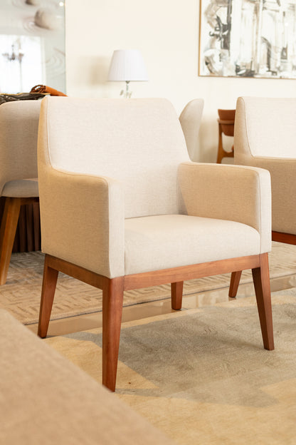 Poltrona Sarah  Madeira Maciça Assento e Encosto Multilaminado Estofado