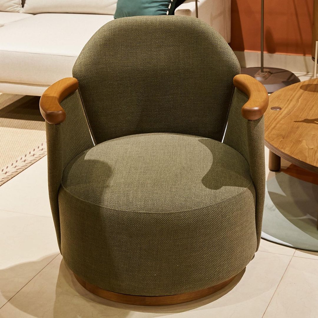 Sillón Sofi Base Giratoria Respaldo y Asiento Madera Canela Tapizado Tela 163