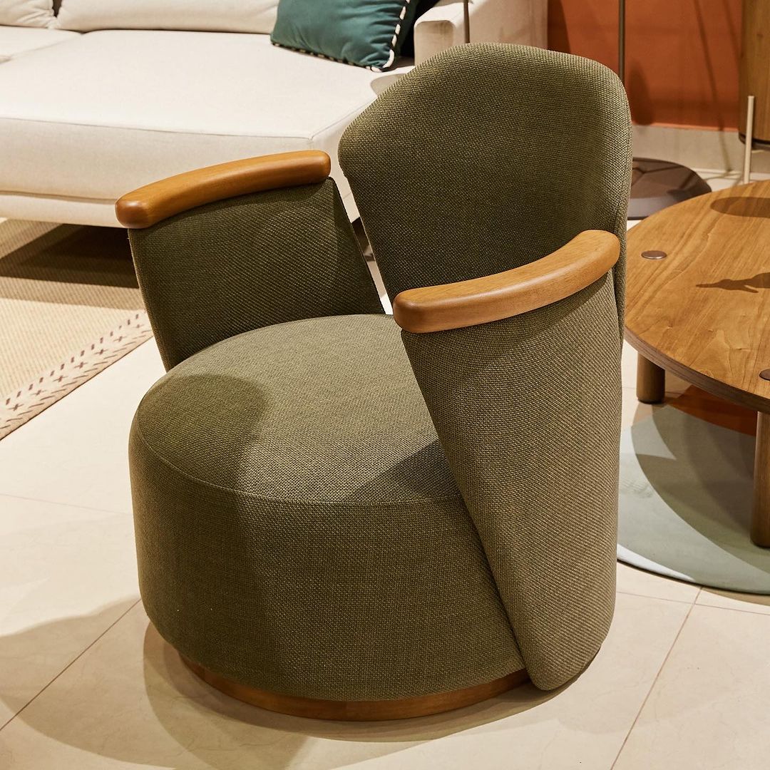 Sillón Sofi Base Giratoria Respaldo y Asiento Madera Canela Tapizado Tela 163