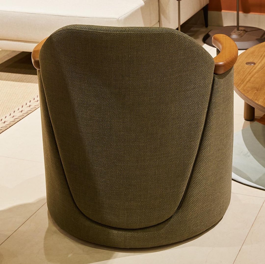 Sillón Sofi Base Giratoria Respaldo y Asiento Madera Canela Tapizado Tela 163