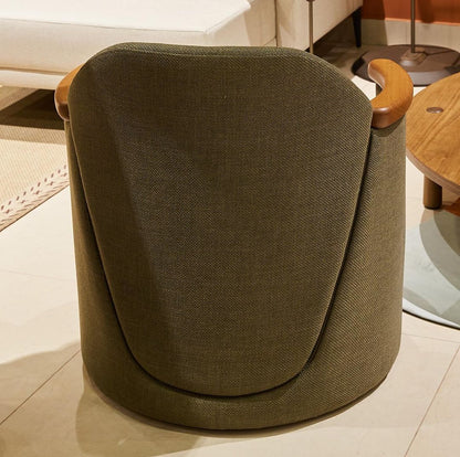 Sillón Sofi Base Giratoria Respaldo y Asiento Madera Canela Tapizado Tela 163