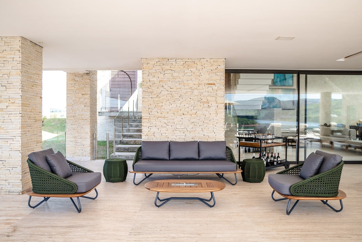 Sofá Armani Madeira Maciça Cumaru Alumínio Cinza Micro Corda Náutica Areia Assento Tecido Boucle Nepal em ambiente · Sala de Estar