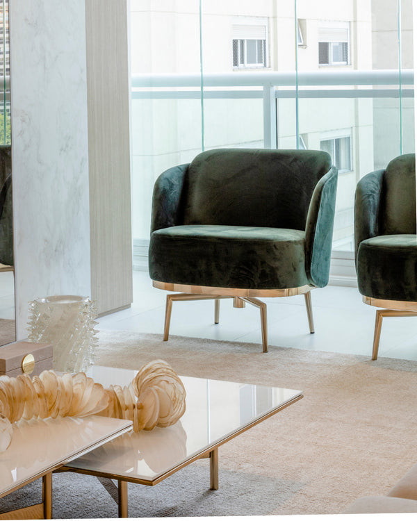 Ambiente 1 com Sillón Hug Base Giratoria Acero Carbono Pintado Oro Blanco Detalles Respaldo y Asiento Tapizado en Tela 1017F