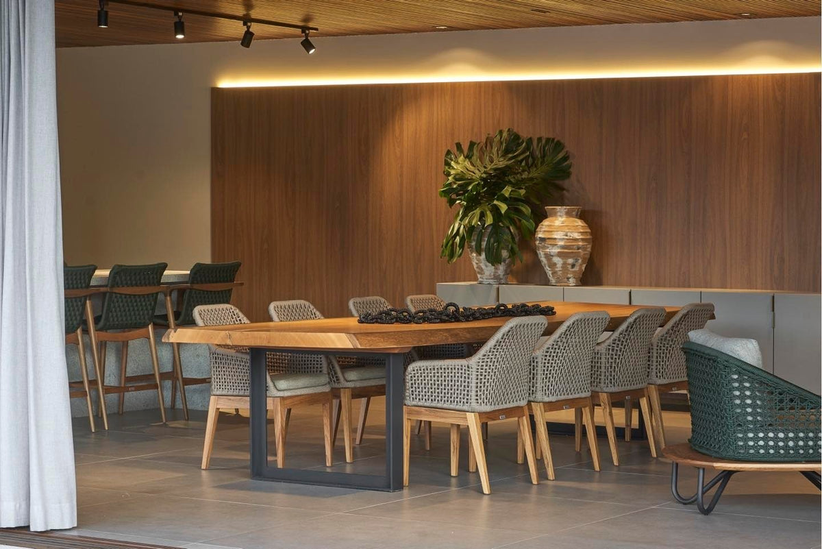 Poltrona Luna Madeira Freijó Corda Náutica Bege Assento Espuma Revestida em Tecido CA Fendi em ambiente · Sala de Jantar