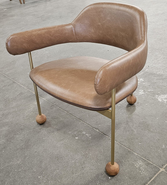 Sillón Sambó Iron FR-20 Detalle Madera Marrón Respaldo y Asiento Tapizado Tela 160