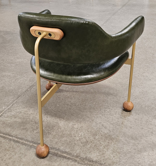 Ambiente 4 com Sillón Sambó Iron FR-20 Detalle Madera Marrón Respaldo y Asiento Tapizado Tela 160