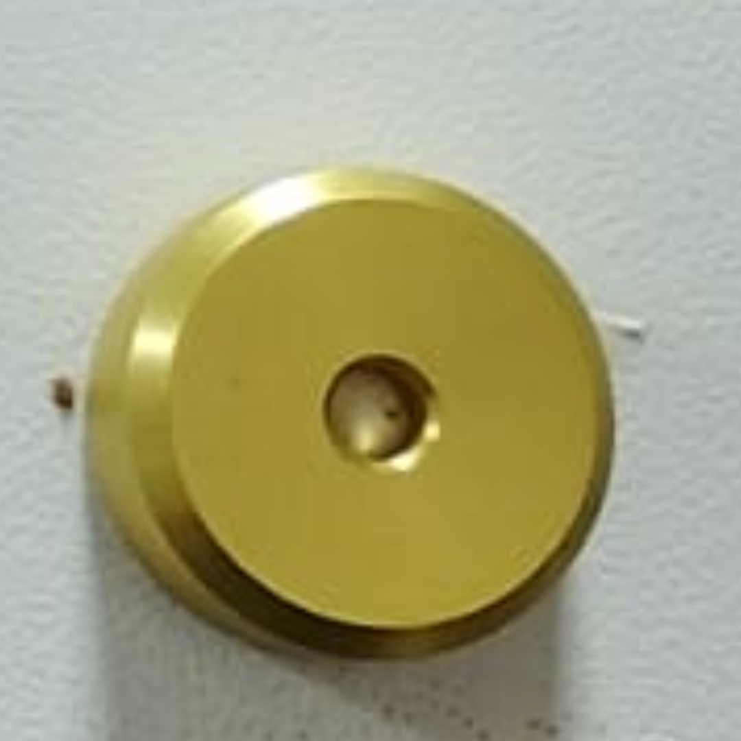 Metais e Ponteiras — acabamento Cadeira Zara Madeira Maciça Laca Preta Metal Dourado Assento e Encosto Estofado Tecido BR6028