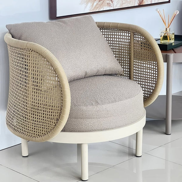 Ambiente 1 com Poltrona Chanel Base Alumínio Cor Terracota Corda Náutica Rosa Assento e Encosto Estofado