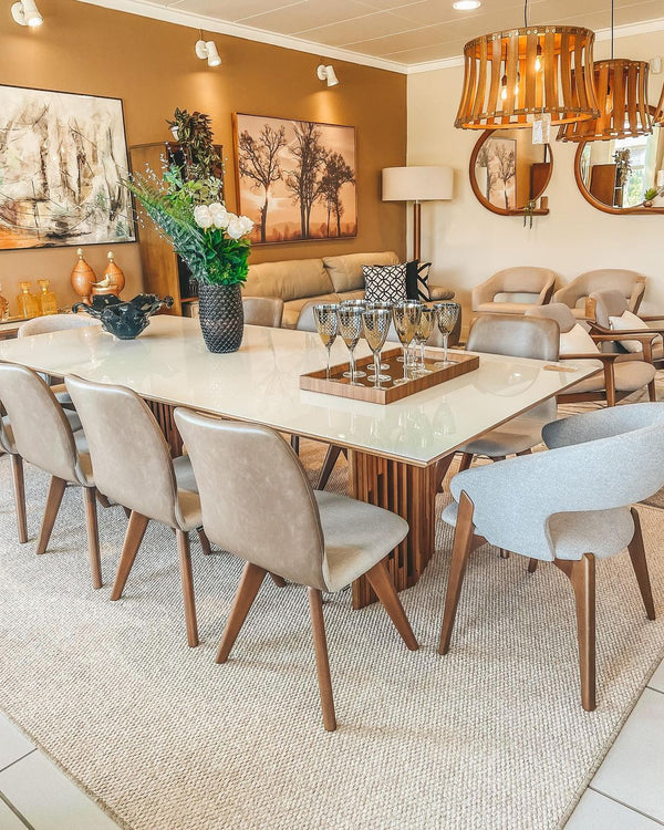 Ambiente 1 com Mesa de Jantar Bora Madeira Cor Jequitibá BN Tampo Vidro Off White 274x120cm