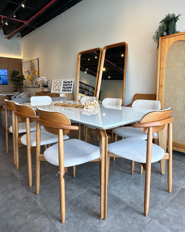 Ambiente 4 com Mesa de Jantar Mari Madeira Cor Jequitibá BN Tampo Vidro Off White 220x110cm