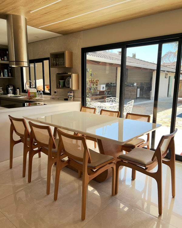 Ambiente 3 com Silla Veronica Respaldo de Madera Asiento Tapizado en Tela Hexagonal Lino Claro