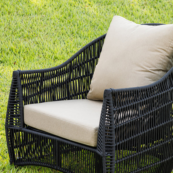 Ambiente 2 com Sillón tapizado Essence en aluminio negro y cuerda náutica negra