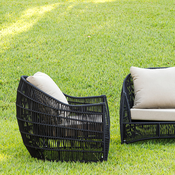 Ambiente 1 com Sillón tapizado Essence en aluminio negro y cuerda náutica negra