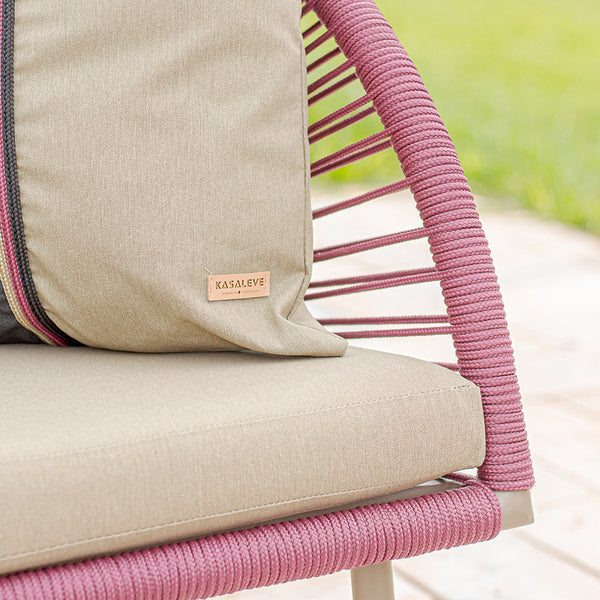 Ambiente 4 com Sillón Harmonia Tapizado Aluminio color Fendi y Cuerda Náutica Color Vino