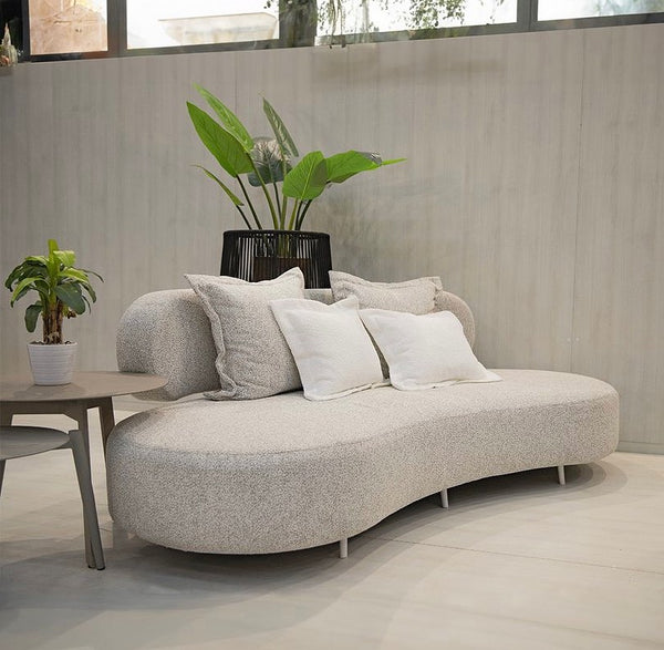 Ambiente 1 com Sofá Nina Alumínio Cor Branco Encosto e Assento Estofado Tecido Boucle Nepal