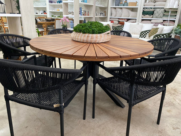 Ambiente 1 com Cadeira Valentina Alumínio Cor Fendi e Corda Náutica Cor Areia