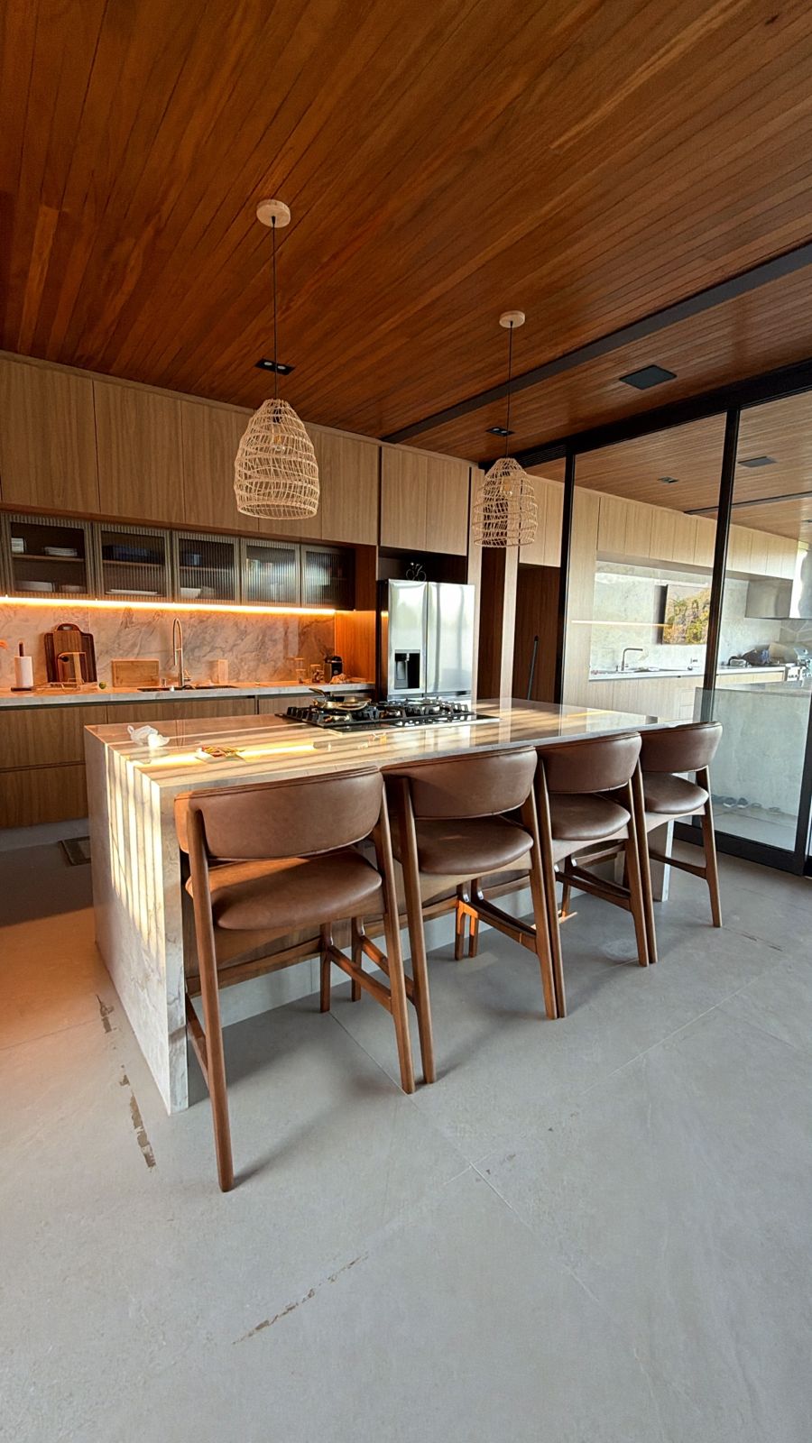 Taburete de madera Dior Asiento tapizado en tela Facto Cognac 890A - Diplomata | Toth Móveis